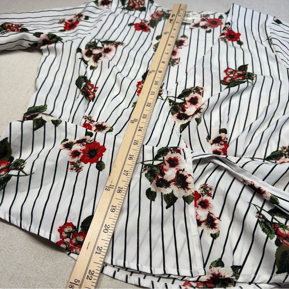 Midnight Sky - Floral Wrap Top - White with Red Flowers - Size Large - Picture 10 of 11